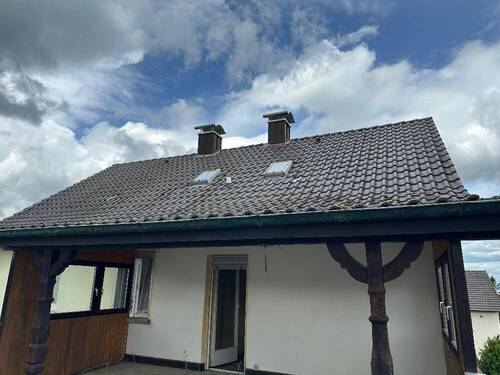 Großer, teilweise überdachter Balkon - 6 Zimmer Mehrfamilienhaus, Wohnhaus in Neubrunn