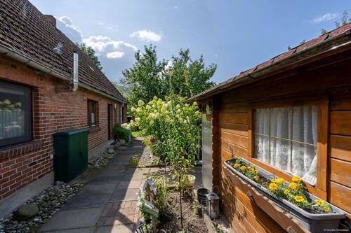 Zuwegung zum Wohnhaus und der Einliegerwohnung - 4 Zimmer Einfamilienhaus zum Kaufen in Kreuzfeld