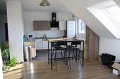 Essbereich mit Küche - Gemütliche 3-Zimmer-Dachgeschosswohnung in zentrumsnaher Lage