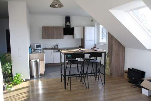Essbereich mit Küche - Gemütliche 3-Zimmer-Dachgeschosswohnung in zentrumsnaher Lage