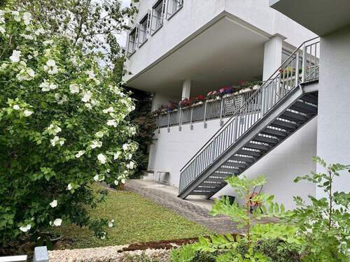 Eigener Garten, Terrassen unten und rechts oben - 6 Zimmer Mehrfamilienhaus, Wohnhaus in Bogen