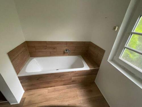 Bad 1 mit Wanne u. begehbarer Dusche - 