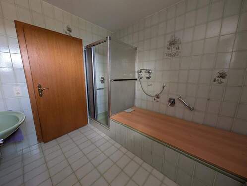 Bad mit Wanne und Dusche im EG - 
