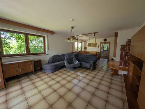 Wohnbereich mit Kachelofen im EG - 