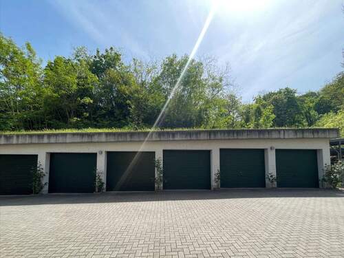 Garage mit elektrischen Torantrieb - 