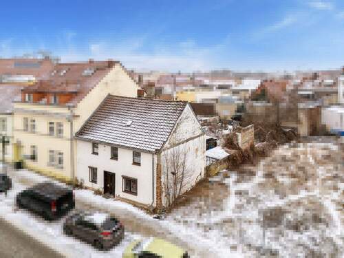 Luftaufnahme - Altstadtcharme trifft Potenzial - Reihenhaus mit Entwicklungsmöglichkeiten am Straussee