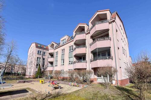 Objektansicht - Bezugsfreie, moderne und lichtdurchflutete 3-Zimmer-Erdgeschosswohnung mit Terrasse u. TG-Stellplatz
