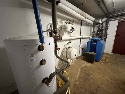 Ölheizung mit Warmwasserspeicher - 