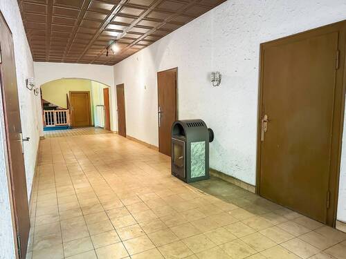 Diele mit Kamin - 1 Zimmer Mehrfamilienhaus, Wohnhaus in Diepenau