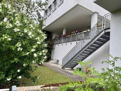 Eigener Garten, Terrassen unten und rechts oben - 