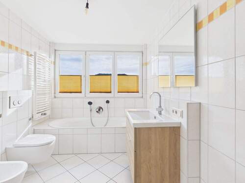 Badezimmer mit Badewanne - 