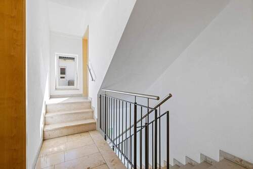 Eigener Aufgang ins Dachgeschoss - 