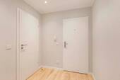 Flur mit Wohnungstür - 