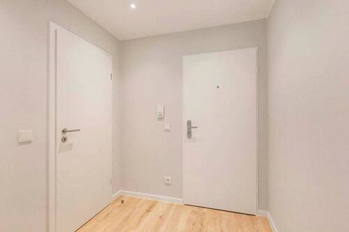 Flur mit Wohnungstür - 