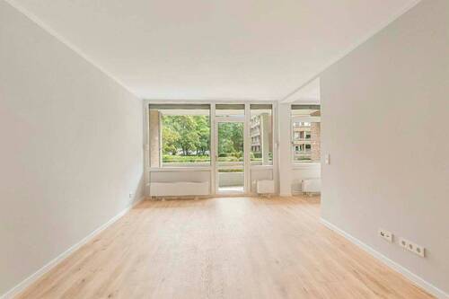 Wohnzimmer mit Balkon - 1 Zimmer Einfamilienhaus in Neuss