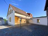 Hausansicht mit Innenhof - 6 Zimmer Einfamilienhaus zum Kaufen in Apolda