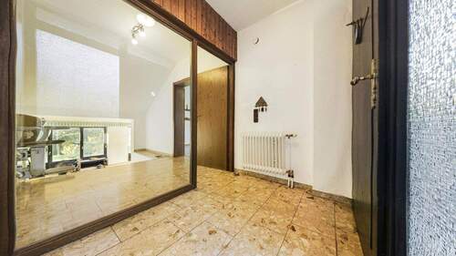 Flur - Einfamilienhaus mit 150,00 m&sup2; in Hameln zum Kaufen