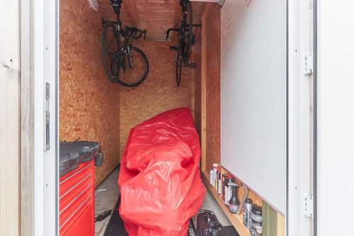 Eigener Fahrradschuppen auf dem Außengelände - 