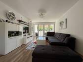 Wohnzimmer - Komplett renovierte 3,5-Zimmer Wohnung mit Einbauküche - sofort bezugsfrei !
