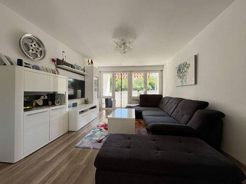 Wohnzimmer - Komplett renovierte 3,5-Zimmer Wohnung mit Einbauküche - sofort bezugsfrei !