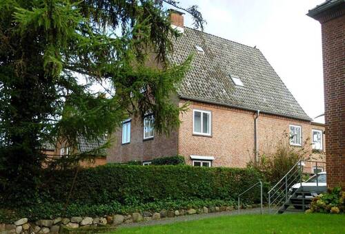 Straßenansicht seitlich - Einfamilienhaus mit 240,00 m² in Flensburg zum Kaufen