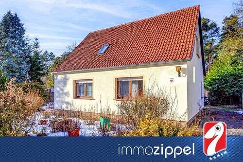 Hausansicht von der Straße - Wohnen am Waldrand in Hohenbucko: EFH, 3 Zi., 2 Bäder, Kü.,Terrasse, Nebengebäude, 2.460 m² Grdstck.