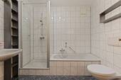 Badewanne und Dusche - 