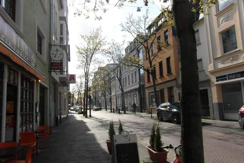 Geschäftsmeile an dem Mehrfamilienhaus - Bonn Endenich geräumige WG - Studentenwohnung vier Wohnräume, 2 Duschbäder, 1 Gäste-WC, Kellerraum