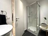 Nebenan das moderne Duschbad ... - 