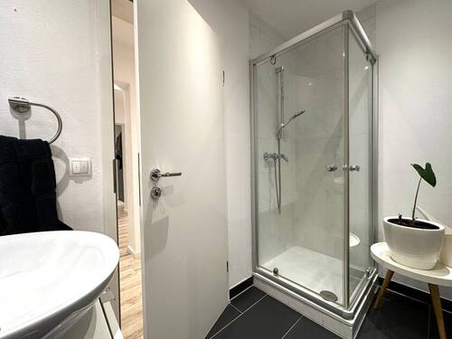 Nebenan das moderne Duschbad ... - 