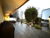 Die großzügige Terrasse mit ... - 
