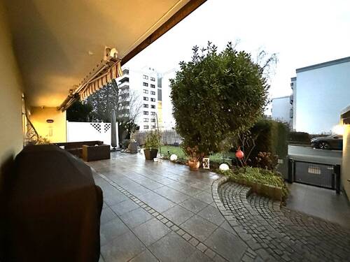 Die großzügige Terrasse mit ... - 