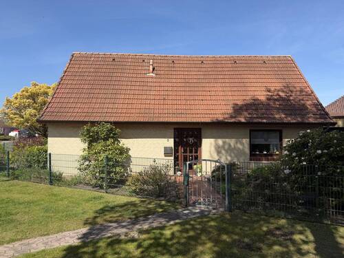 Außenansicht - Wohnen im Bungalowstil in Alt-Uesen!