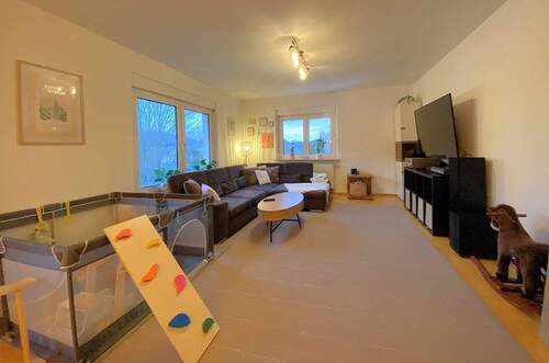 Wohnzimmer - Charmante 3-Zimmer-Wohnung mit Ausblick, Balkon, Garage inkl. moderner Einbauküche