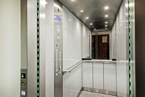 Neuer, geräumiger Aufzug - 