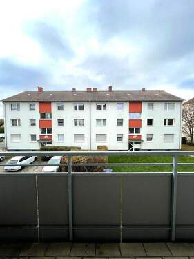 Balkonblick - Charmante 3-Zimmer-Wohnung mit Balkon in Eisenberg - 74 m², ideal geschnitten & mit großem Potenzial