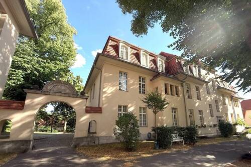 Gebäudeansicht - Schickes Apartement mit 2 Stellplätzen im historischen Ludwigpark in Buch - Bezugsfrei!