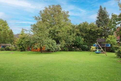 Garten mit Spielplatz und Gartenhaus - 