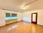 Großzügiger und heller Wohn-/Schlafbereich - Provisionsfrei! Freie und helle 1-Zimmer-Wohnung im 1.Obergeschoss in nettem MFH in Nürnberg Katzwang