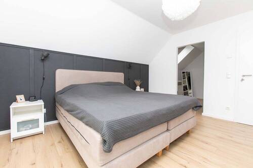Schlafzimmer mit Blick in die Ankleide - 