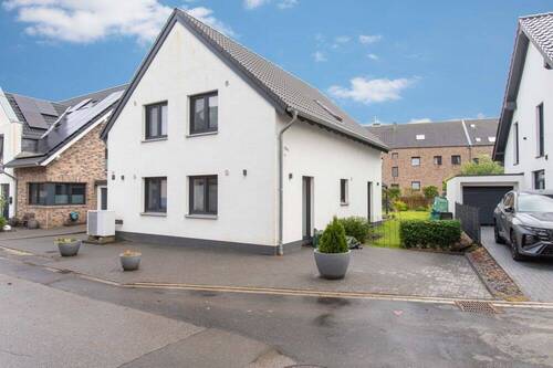 Hausansicht rechts - 5 Zimmer Einfamilienhaus zum Kaufen in Grevenbroich / Barrenstein