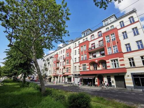 Gebäudeansicht - Lebendig, modern, zentral: 3 Zimmer mit zwei Balkonen an der Warschauer Straße! Sofort bezugsfrei!