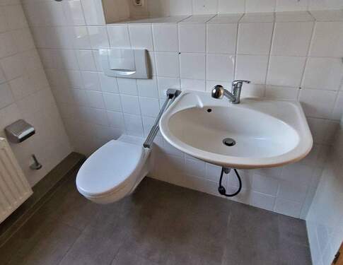 Waschbecken u. WC - 