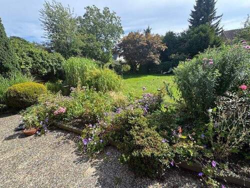 Terrasse mit Blick in den Garten - 