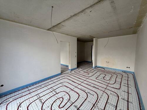 Wohn- und Esszimmer mit offener Küche - 