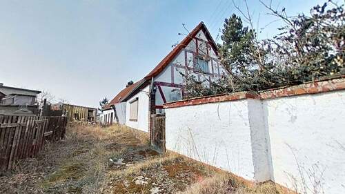 Ansicht - unsaniertes Einfamilienhaus mit viel Nebengelass für 1-2 Familien mitten in Wellaune