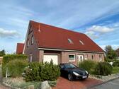 Straßenansicht - EINZIEHEN! Haus mit möblierter Einliegerwohnung, EBK und Garage!