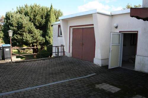 Garage und Nebengebäude - 