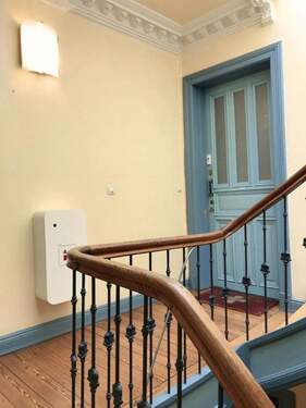 Treppenhaus und Eingangstür - 