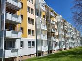 Hausansicht - Lichterhellte 3-Raum-Wohnung mit Balkon